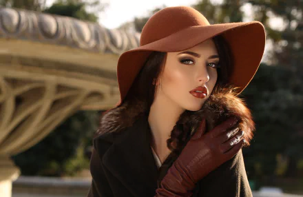 4K Ultra HD wallpaper featuring a woman model wearing a wide-brimmed hat and lipstick, dressed in dark clothing and gloves against an outdoor backdrop.