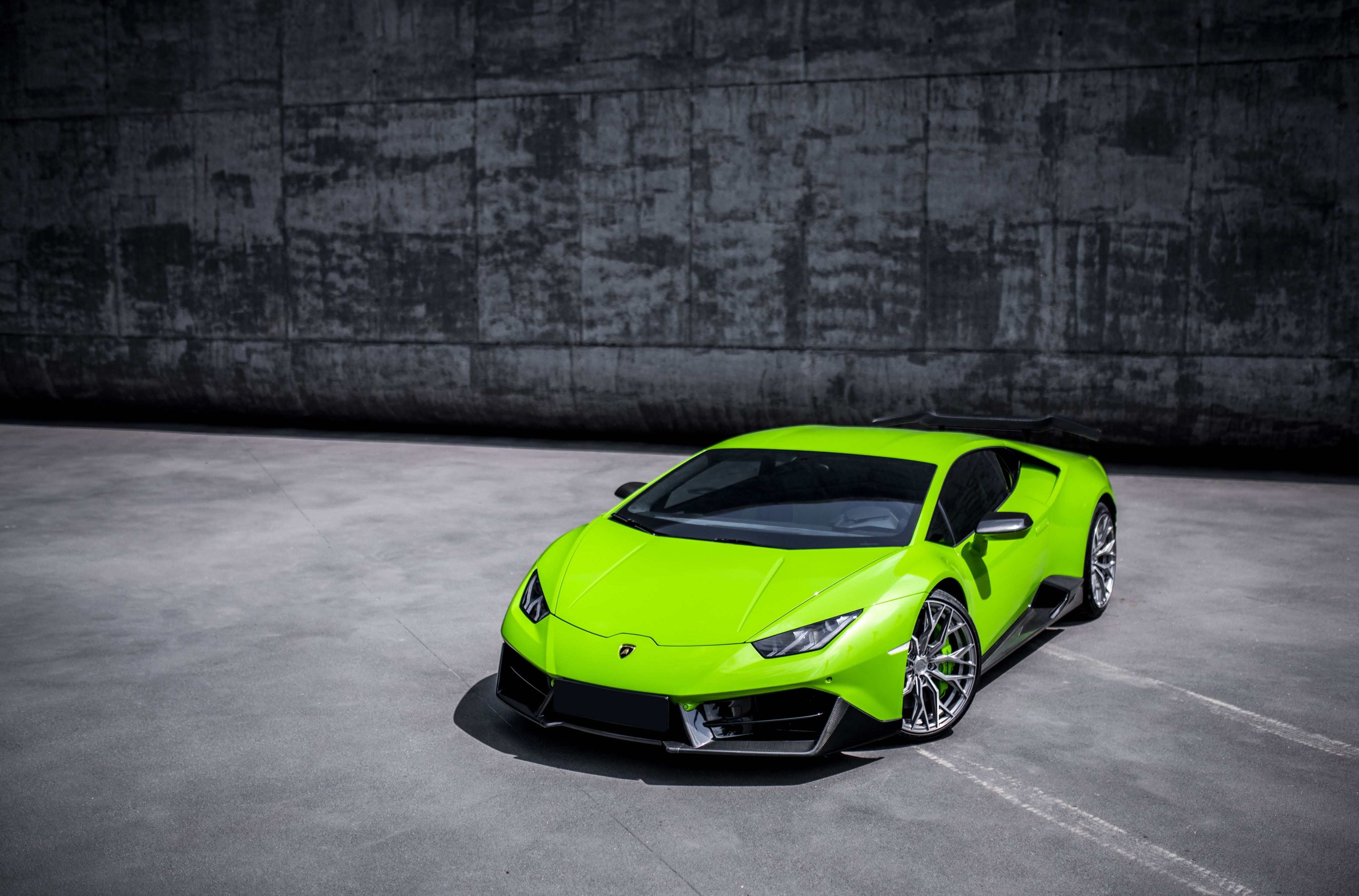 Với tốc độ lên tới 325 km/h và động cơ V10 5.2L, Lamborghini Huracán là một trong những siêu xe đắt giá và sang trọng nhất trên thế giới. Chiếc xe đẹp mê hoặc với thiết kế đầy đam mê và tính thể thao. Hãy xem hình ảnh Lamborghini Huracán để tận hưởng vẻ đẹp tuyệt vời của một siêu xe thể thao đẳng cấp.