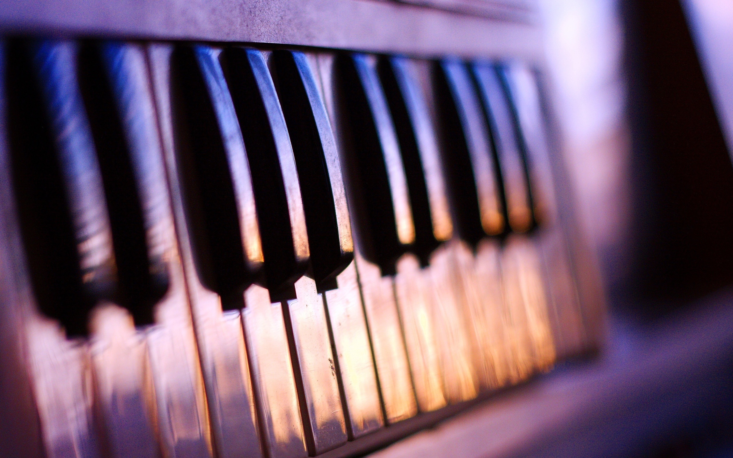 Music-themed desktop wallpaper with a piano.
