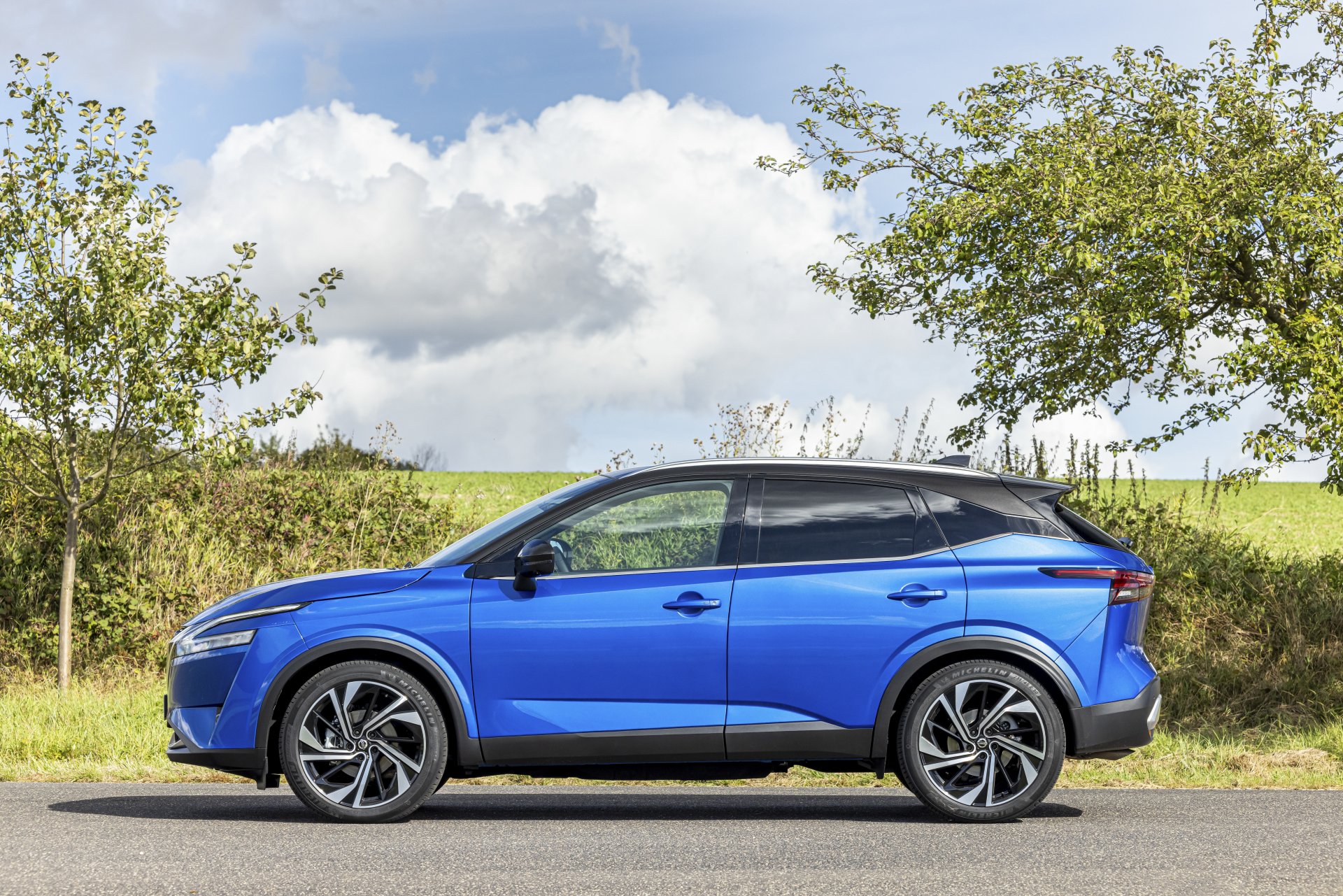 Download SUV Vehicle Nissan Qashqai 4×4 8k Ultra HD Wallpaper