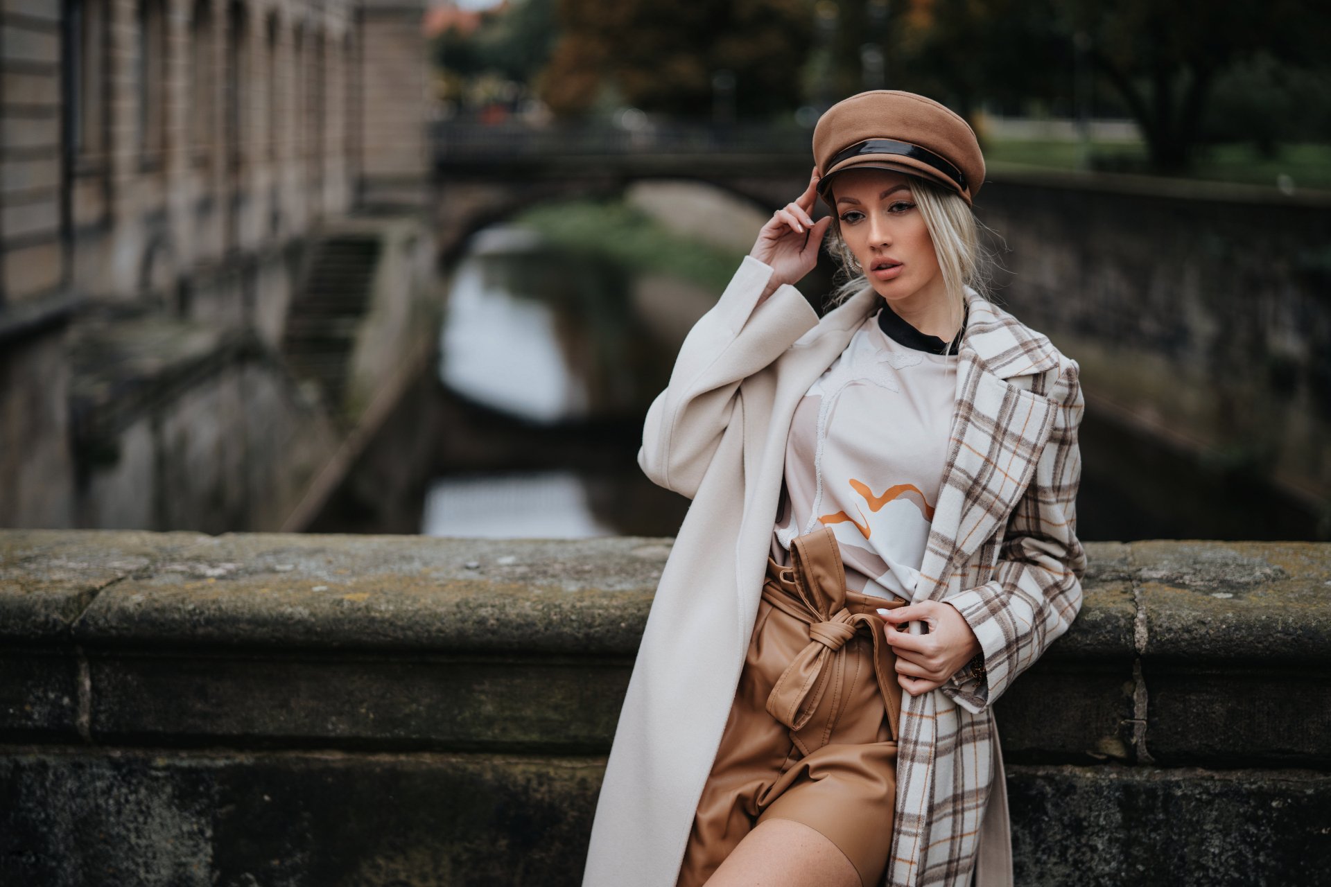 Download Hat Woman Model 4k Ultra HD Wallpaper