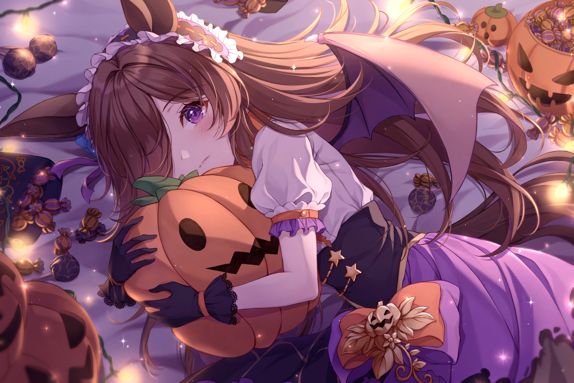 HD anime Halloween wallpaper featuring Rice Shower from Uma Musume: Pretty Derby holding a Jack-o'-lantern, surrounded by Halloween decorations and warm lighting.