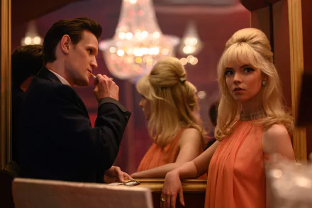 4K Ultra HD PC desktop wallpaper from Last Night in Soho: a sharply dressed man and a blonde woman in 1960s glam, tense exchange by a mirror.