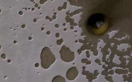 This photo from NASA's Mars Reconnaissance Orbiter show it is late summer in the Southern hemisphere