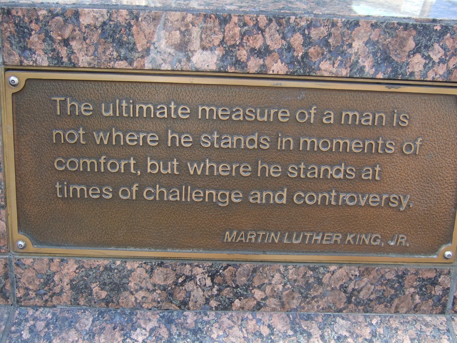 HD PC desktop wallpaper featuring a bronze plaque with a quote by Martin Luther King Jr. about courage in moments of challenge and controversy.