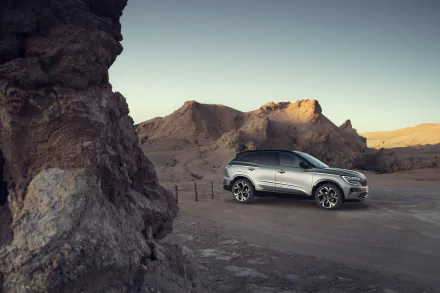 SUV vehicle Renault Austral E-TECH Hybrid HD Desktop Wallpaper | Background Image