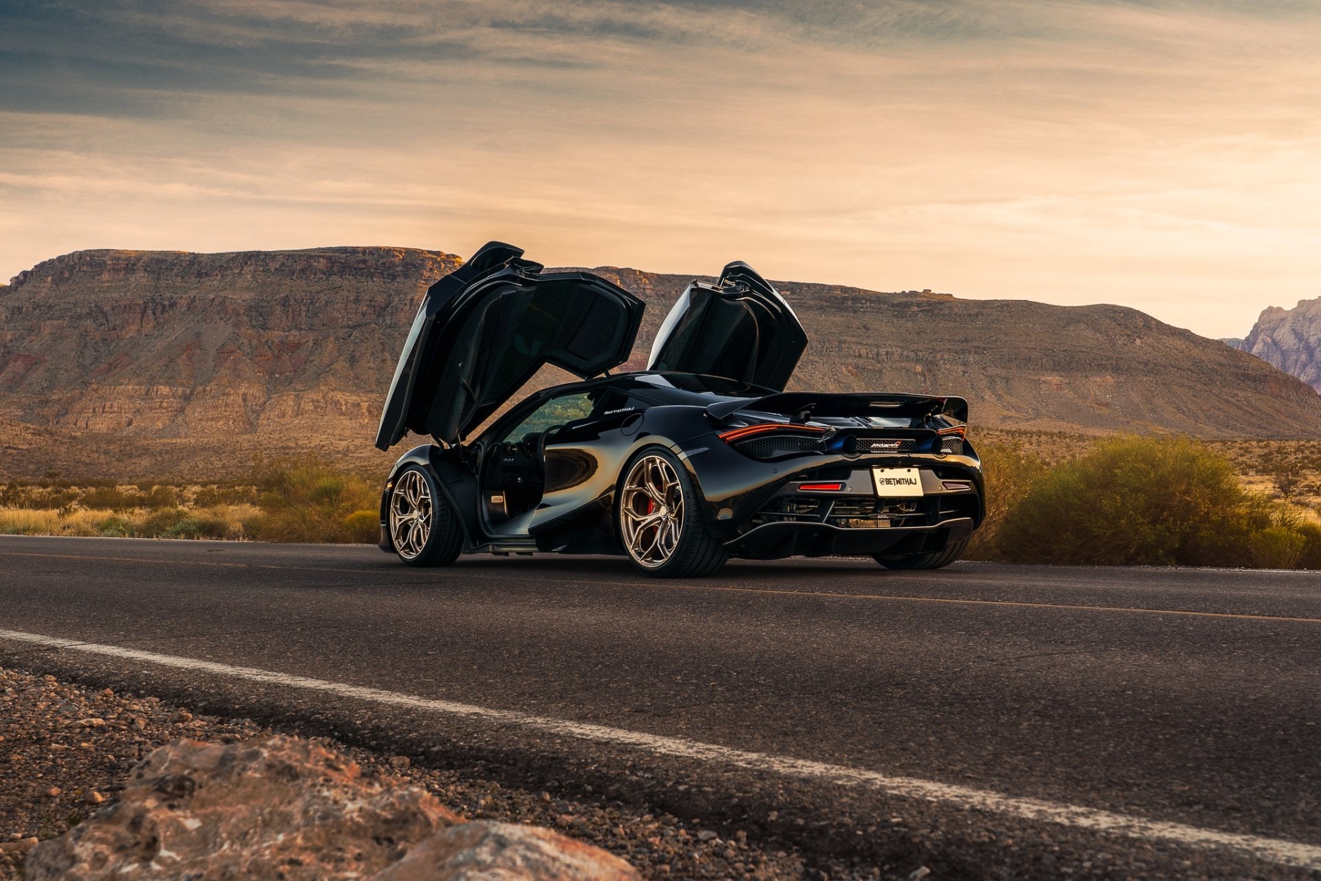Download Vehicle McLaren 720S HD Wallpaper