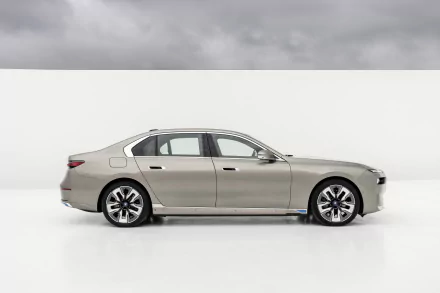 vehicle BMW i7 xDrive60 HD Desktop Wallpaper | Background Image