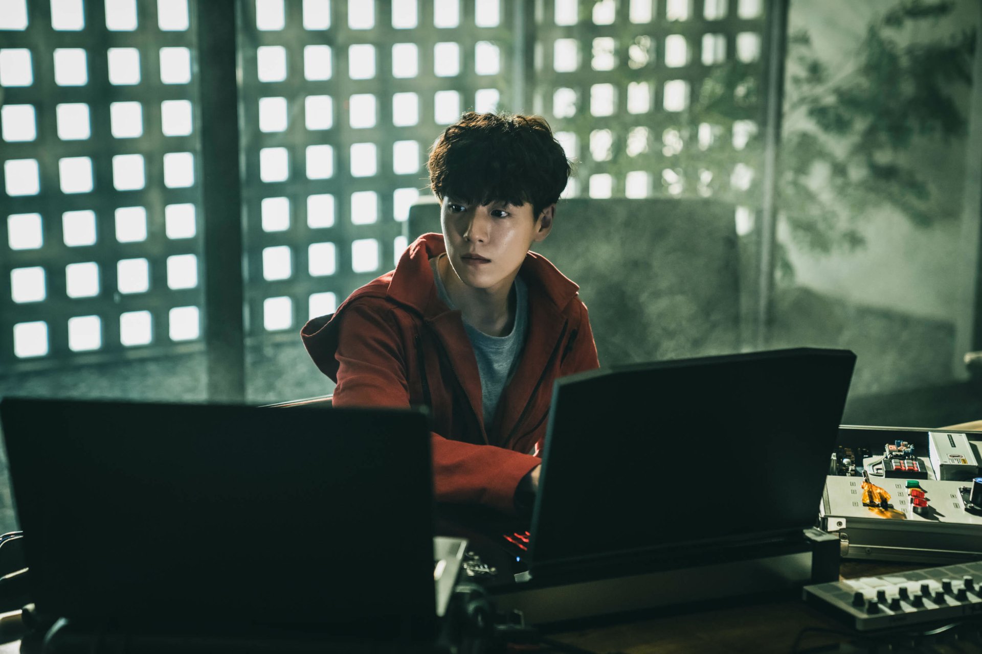 Download TV Show Money Heist: Korea - Joint Economic Area HD Wallpaper