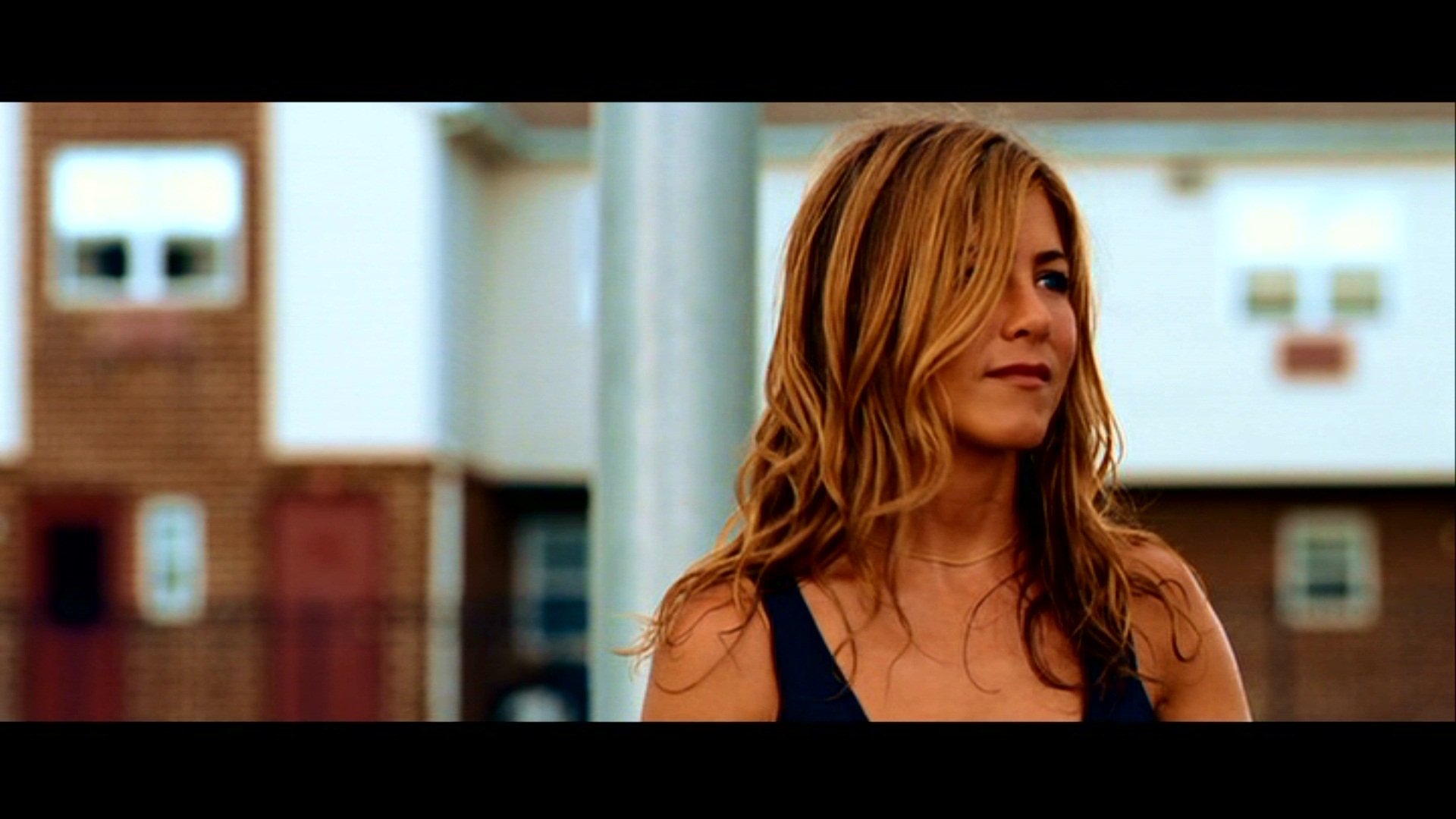 HD PC desktop wallpaper featuring Jennifer Aniston from the movie The Bounty Hunter, capturing her with a casual, confident expression in an outdoor setting.
