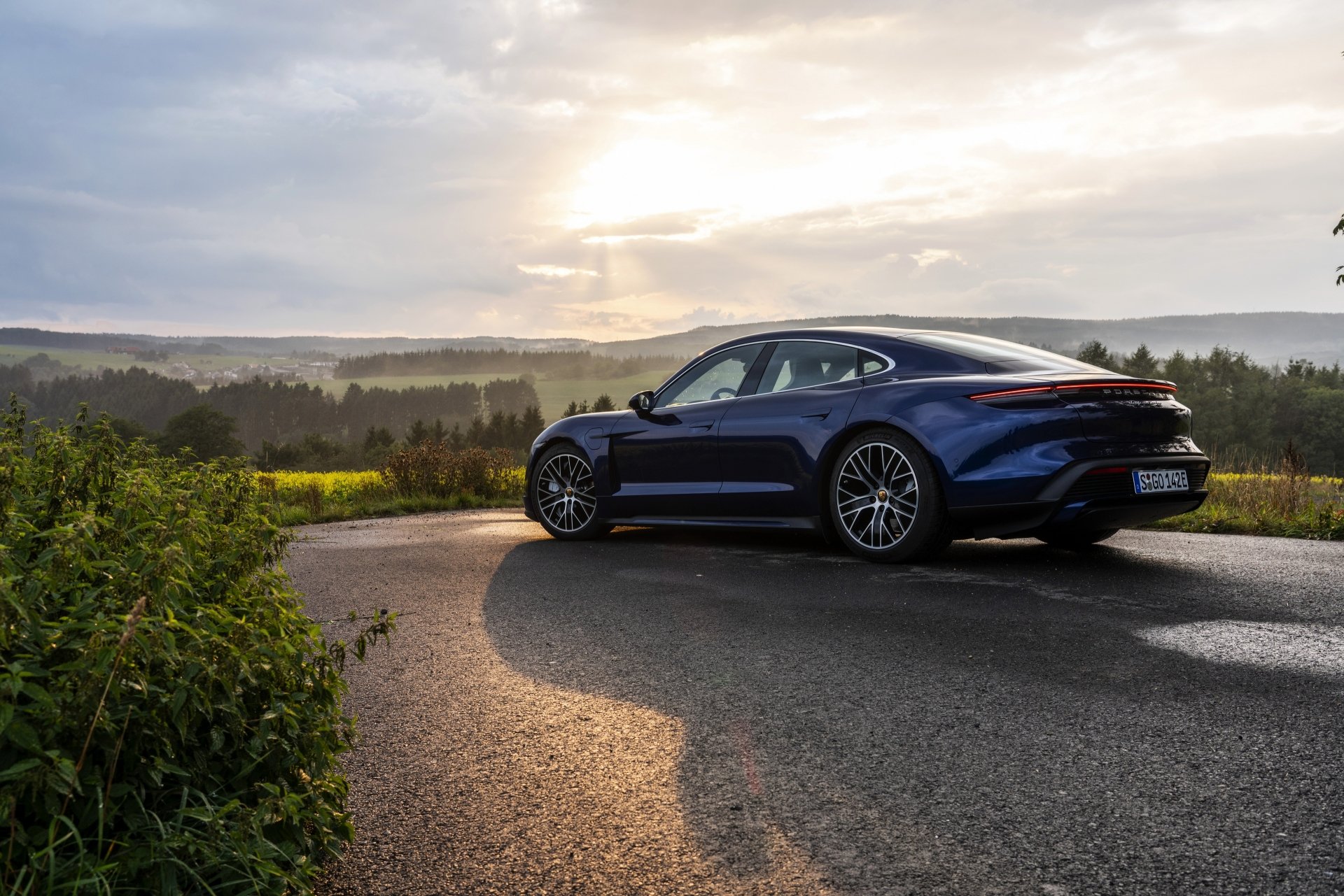 Download Vehicle Porsche Taycan Turbo 4k Ultra HD Wallpaper