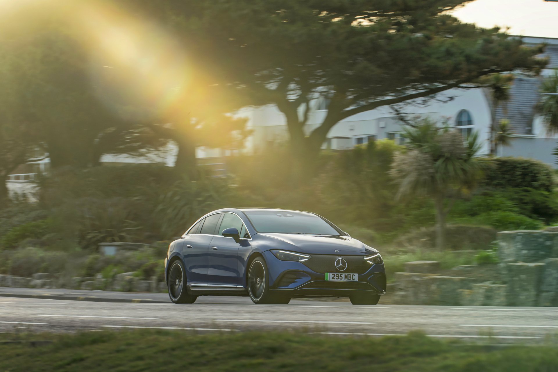 Download Vehicle Mercedes-Benz EQE HD Wallpaper