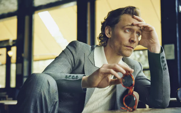 Celebrity Tom Hiddleston HD Desktop Wallpaper | Background Image