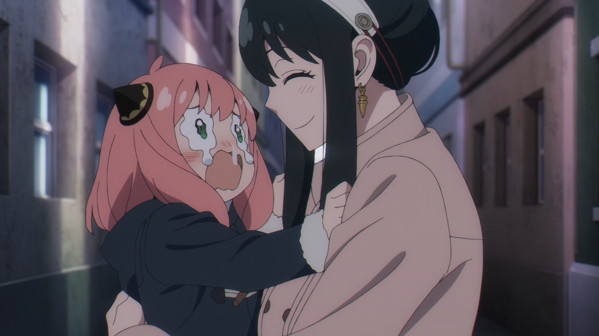 HD PC desktop wallpaper featuring Yor Forger and Anya from the anime Spy x Family sharing a warm, joyful embrace in a softly lit alley.