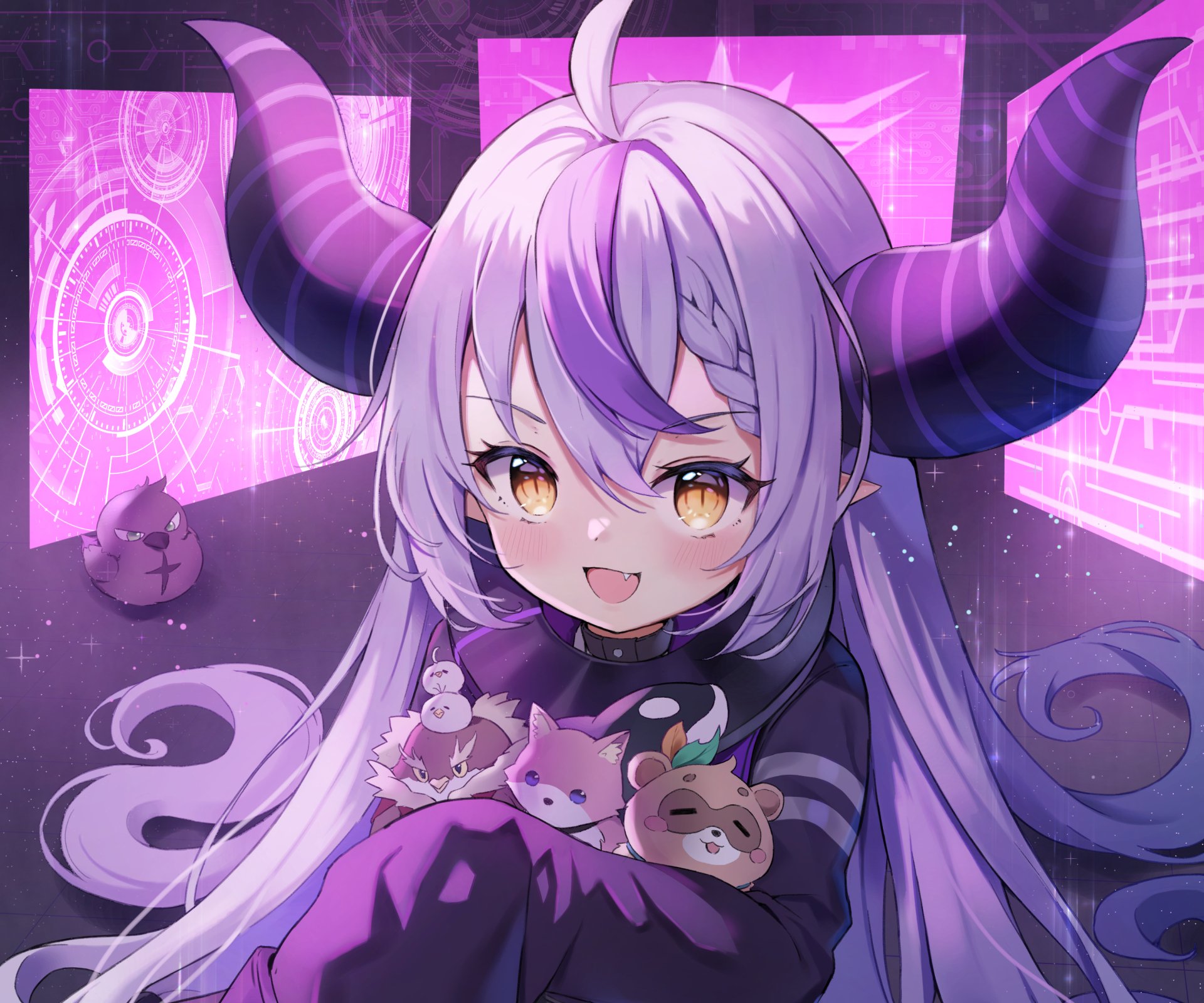 La+ Darknesss (hololive) anime VTuber with lilac hair and curved horns, smiling among plushies in front of neon-pink tech panels — 2K Quad HD PC desktop wallpaper.