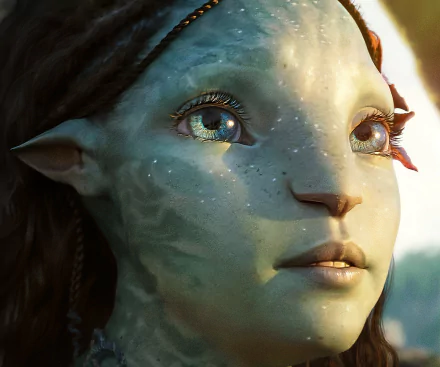 Close-up of a Na'vi from Avatar: The Way of Water — blue-green skin, luminous eyes and water-speckled markings; HD PC desktop wallpaper/background.
