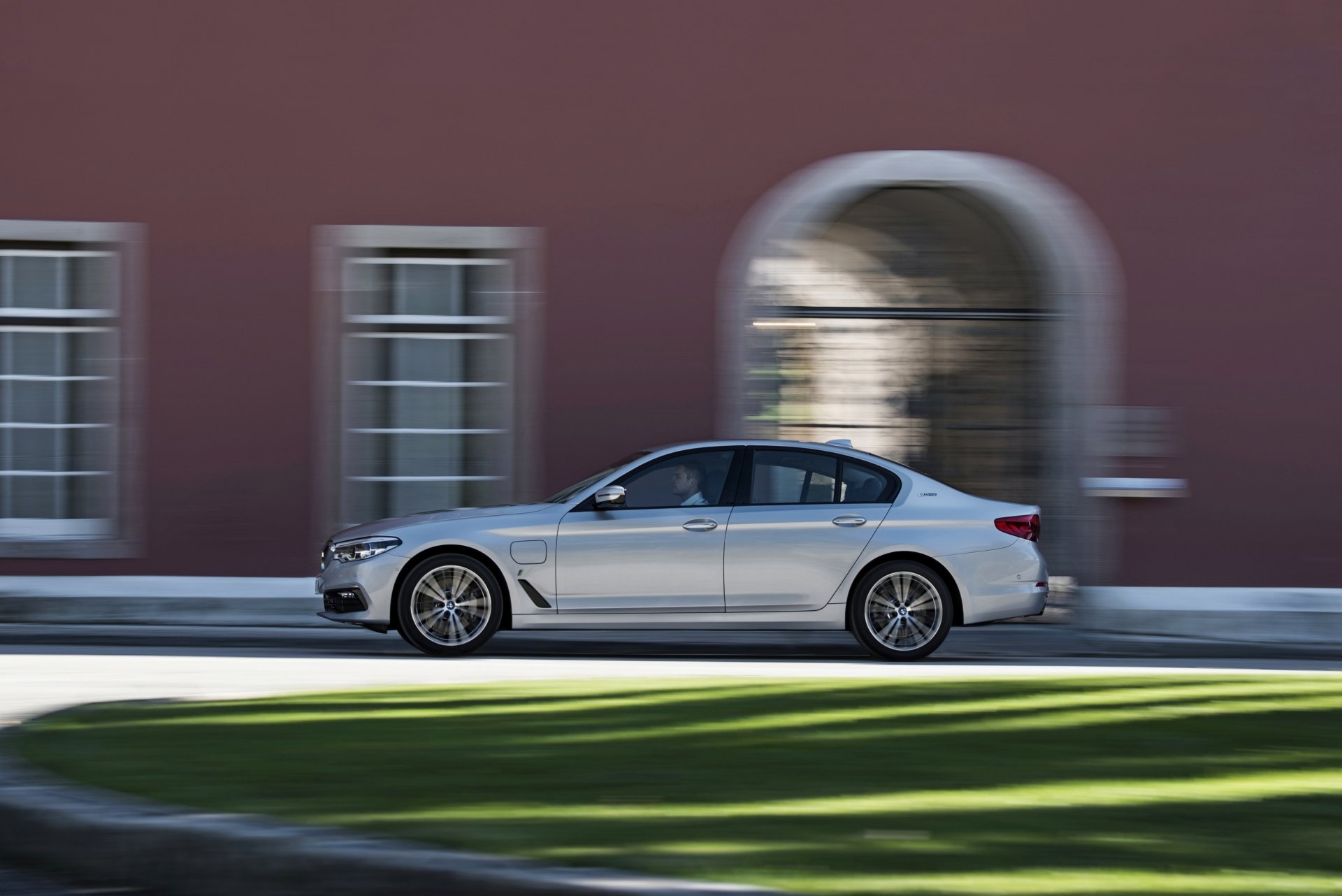 Download Vehicle BMW 5 Series 4k Ultra HD Wallpaper