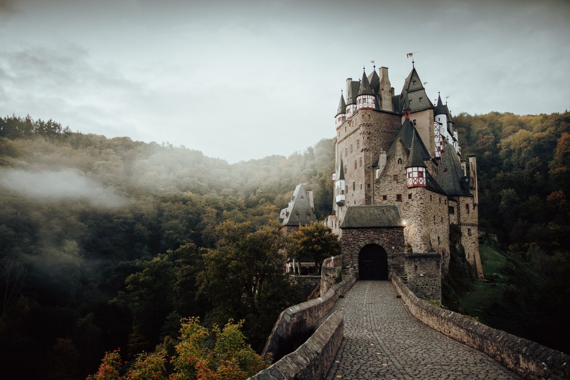 Download Man Made Eltz Castle 4k Ultra HD Wallpaper by Julian Mißling