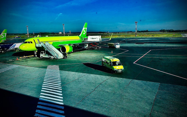 Photography Sharp Airport Airplane Green Noise Bus HD Wallpaper | Background Image