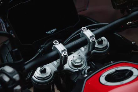 Close-up HD Wallpaper of Triumph Tiger 900 GT Aragón Motorcycle with Focus on Handlebars and Instrument Cluster