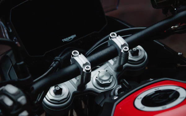 Close-up HD Wallpaper of Triumph Tiger 900 GT Aragón Motorcycle with Focus on Handlebars and Instrument Cluster