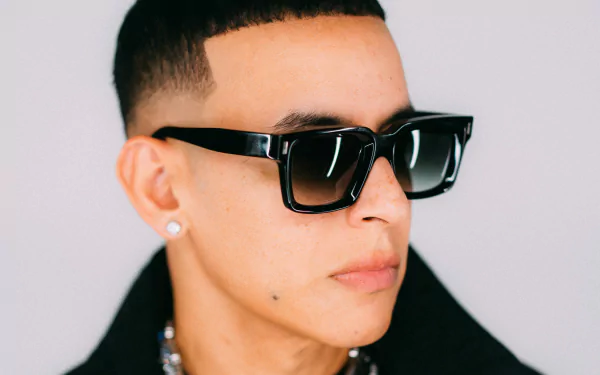 Stylish man in sunglasses with a neutral background - HD desktop wallpaper.