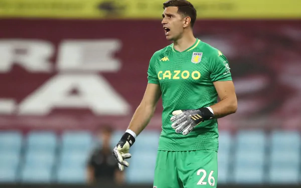 Soccer goalkeeper Emiliano Martinez in Aston Villa F.C. kit, HD desktop wallpaper and background.