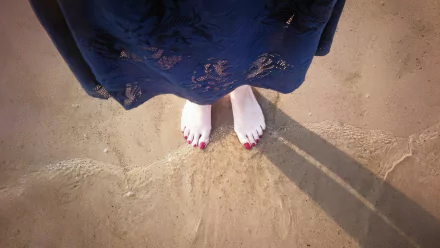  4K Wallpaper - Holiday - Female feet at the beach