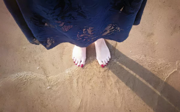  4K Wallpaper - Holiday - Female feet at the beach