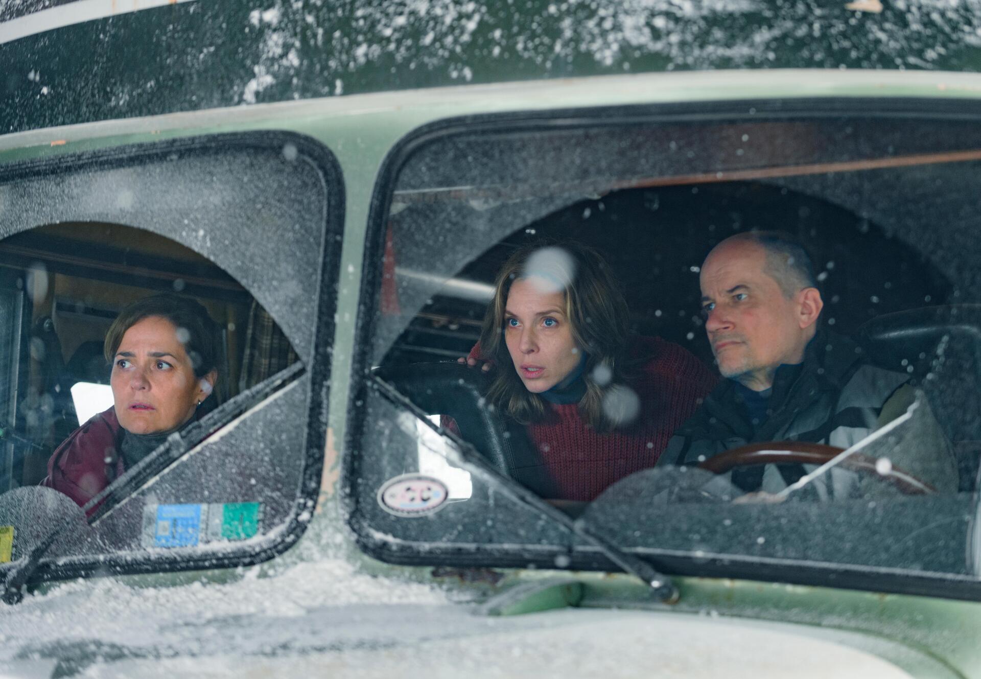Scene from the TV show The Eternaut, featuring three characters inside a vehicle with snowy effects, captured in a 4K Ultra HD PC desktop wallpaper and background.