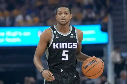 De'Aaron Fox of the Sacramento Kings dribbles basketball during a game, showcasing his skills in this vibrant 4K Ultra HD wallpaper.