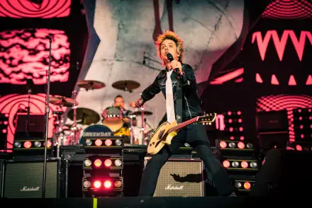 Billie Joe Armstrong performs live with Green Day, showcasing their energetic Rock & Roll spirit. The vibrant stage and dynamic atmosphere make for an eye-catching 4K Ultra HD background.