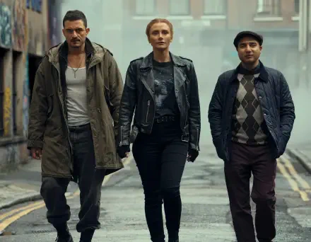 HD PC desktop wallpaper featuring Orlando Bloom, Bryce Dallas Howard, and Nick Mohammed in a scene from the movie Deep Cover walking through an urban alley.