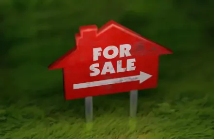 HD PC desktop wallpaper showing a red house-shaped real estate For Sale sign with an arrow planted in green grass, advertisement-style background.