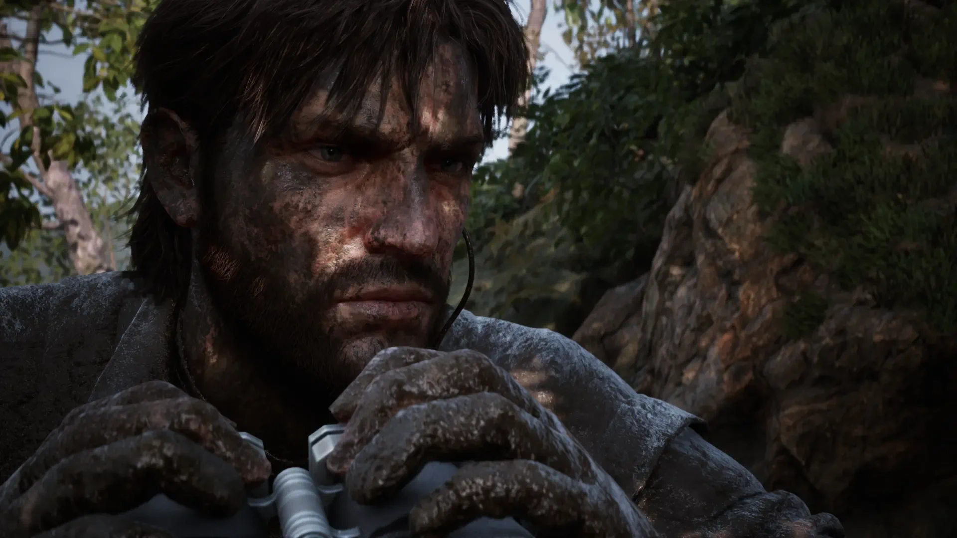 4K Ultra HD PC desktop wallpaper of Metal Gear Solid Δ: Snake Eater — close-up of mud-smeared Snake crouched in a forest, gripping survival gear with an intense, determined expression.