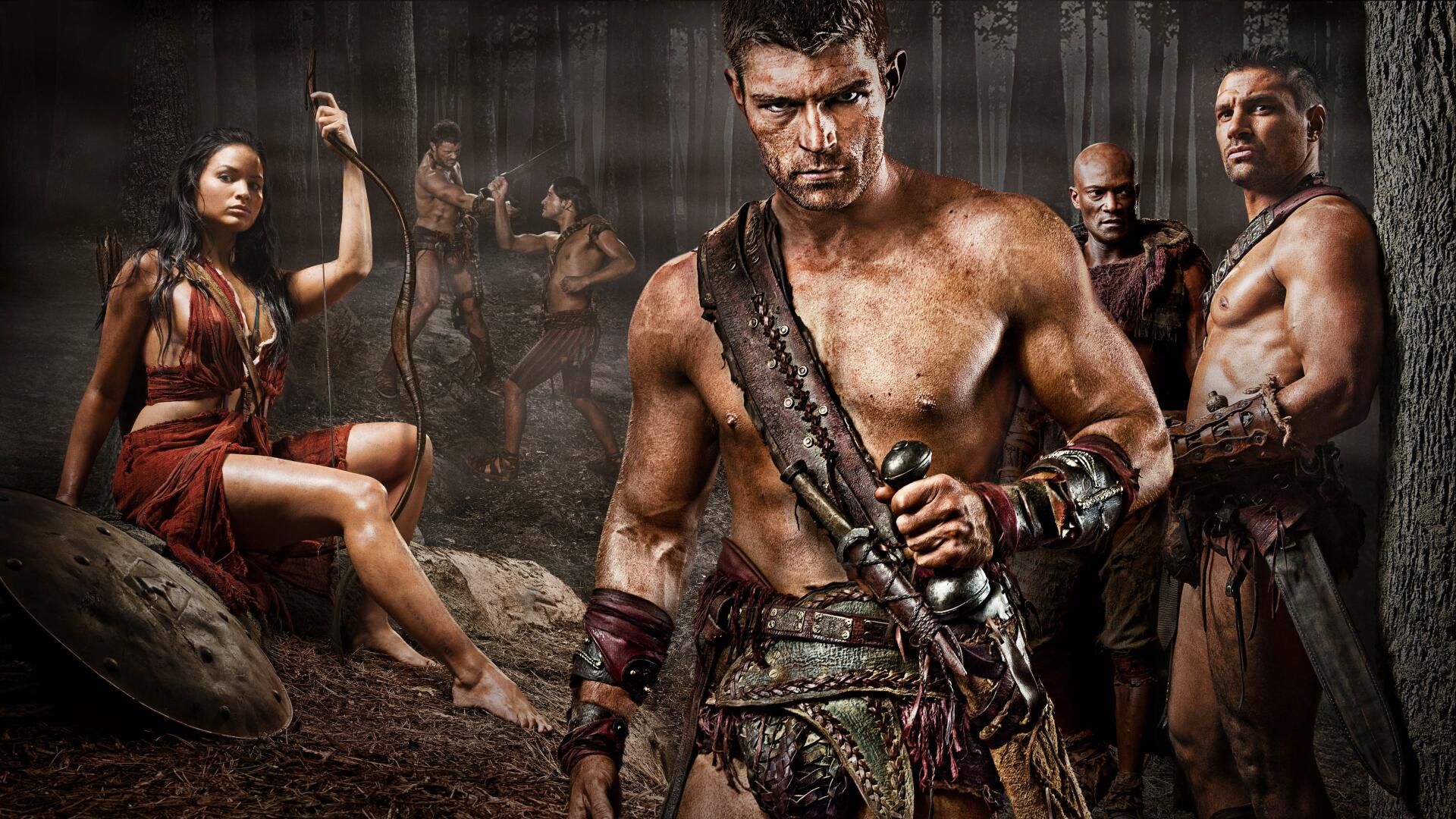 Spartacus: Blood and Sand 4K Ultra HD PC wallpaper — blood-smeared Spartacus grips a sword, flanked by fellow gladiators in a dim, dusty arena.