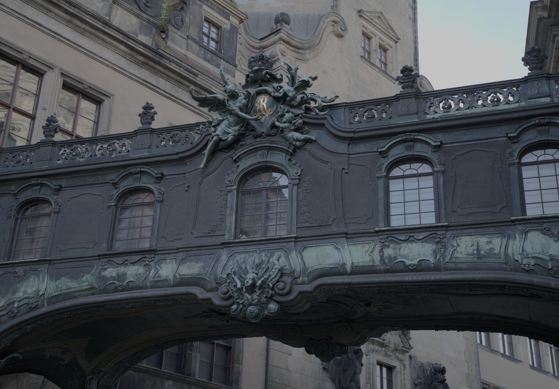 5K Ultra HD PC desktop wallpaper and background — architectural photography of an ornate arched bridge with a sculpted statue and decorative reliefs on a historic façade.