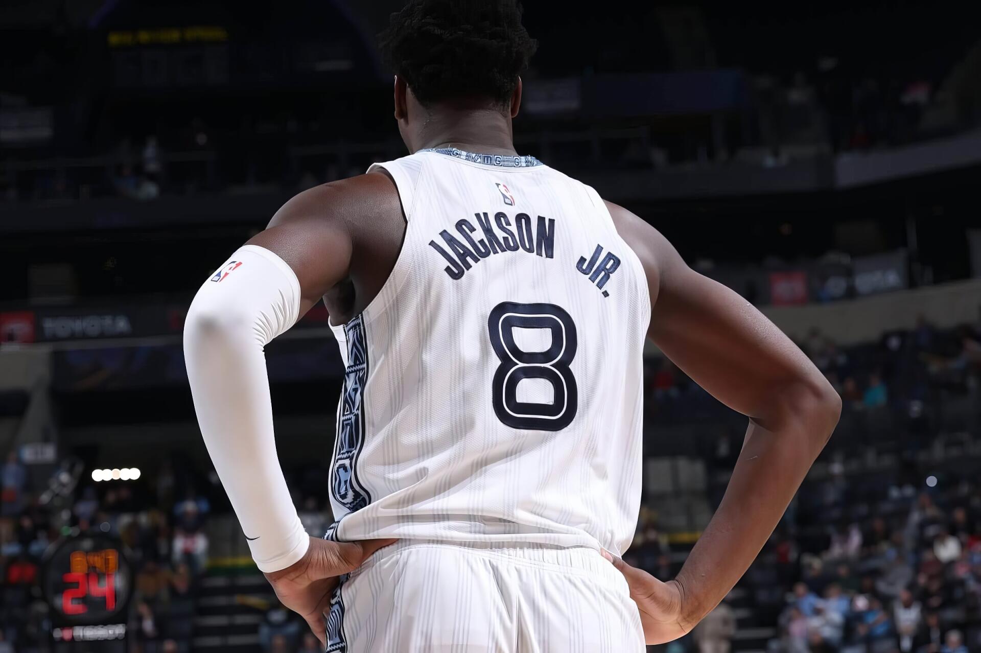 HD desktop wallpaper: rear view of an NBA Memphis Grizzlies player in a white #8 jersey, hands on hips, standing on the court.