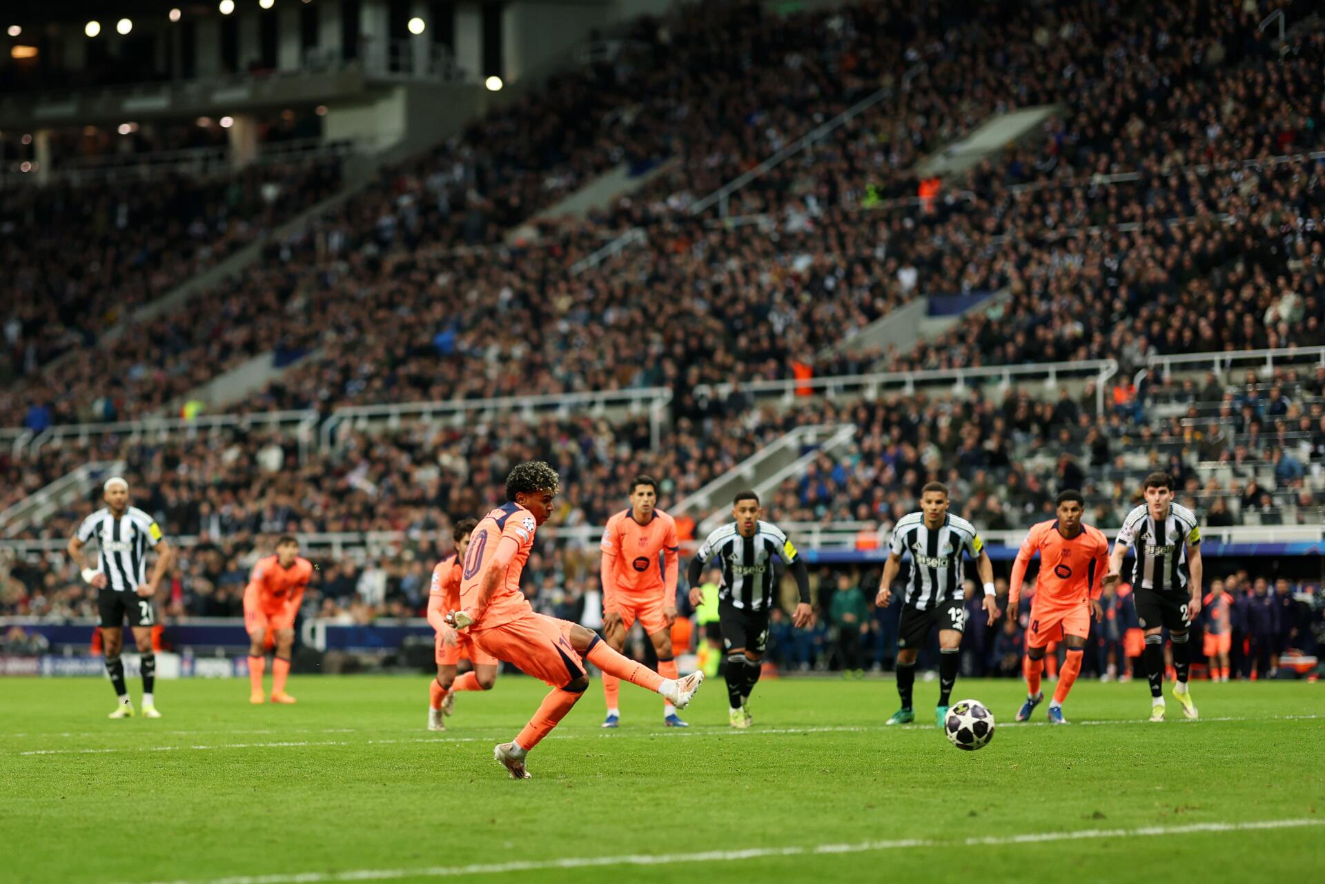 4K desktop wallpaper: FC Barcelona player in orange kit striking a free kick in a packed stadium during a soccer match.