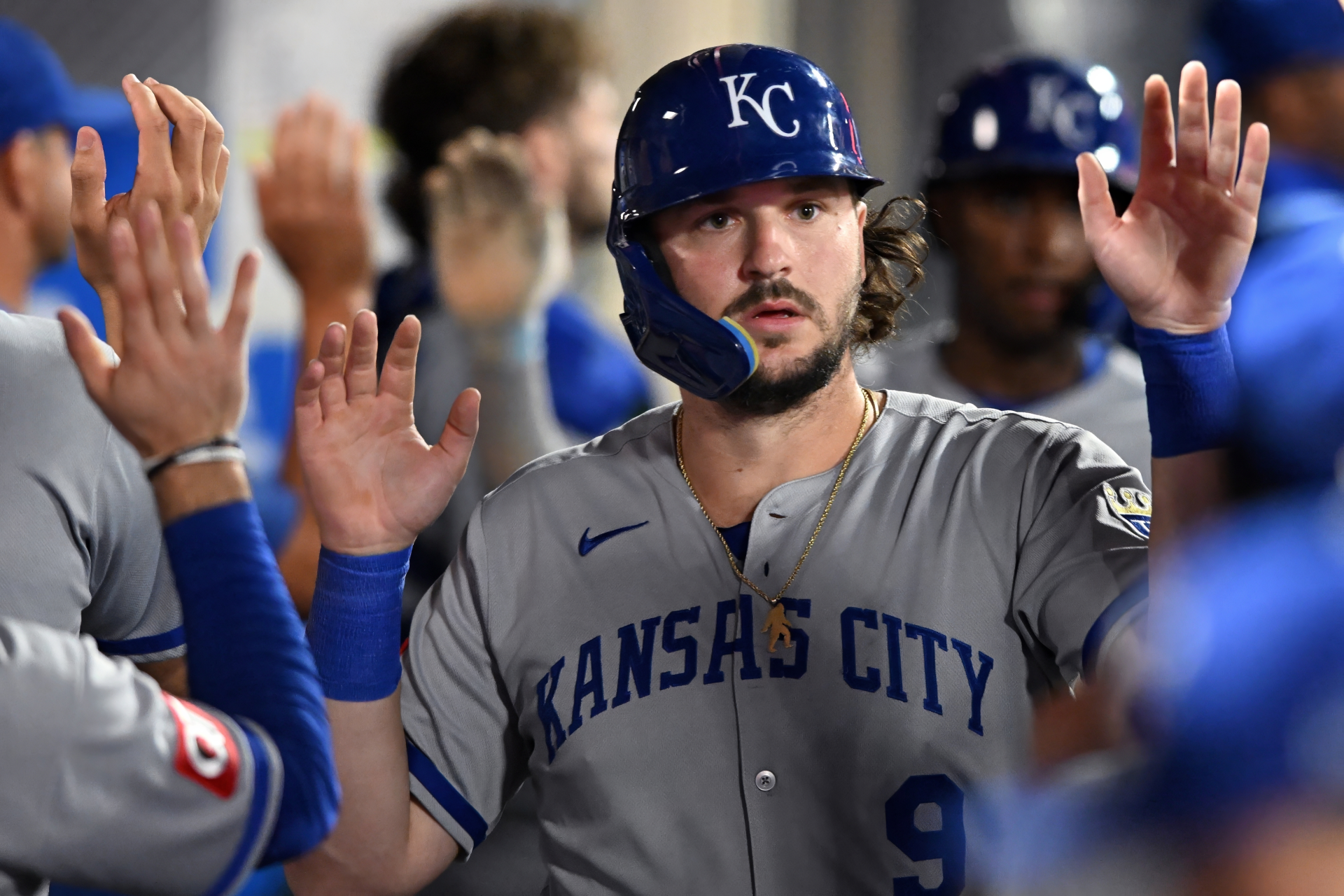 4K Ultra HD PC desktop wallpaper showing a Kansas City Royals baseball player in gray uniform returning to the dugout, hands raised for high-fives.