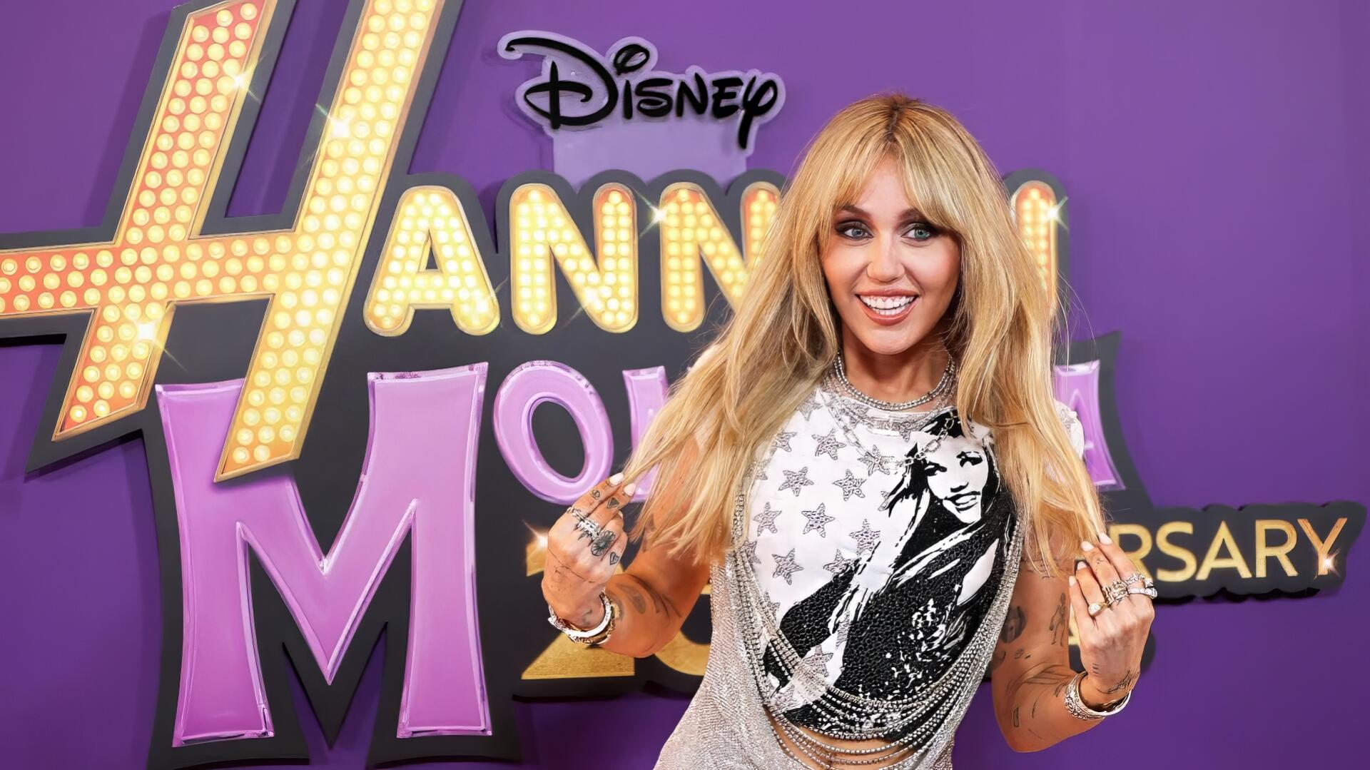 HD PC desktop wallpaper: blonde pop star posing before a large Hannah Montana TV show logo on a vibrant purple background.