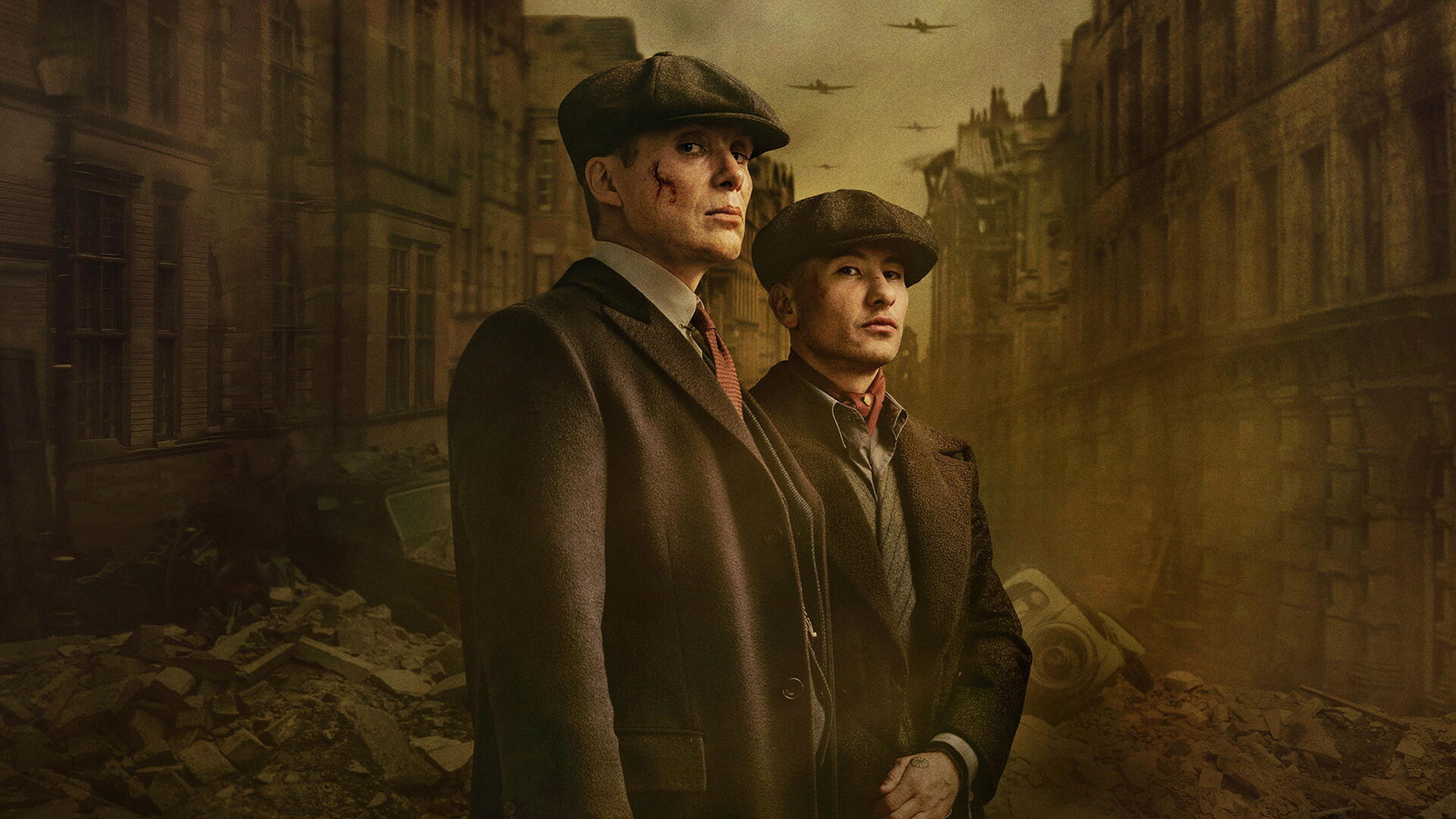 Peaky Blinders: The Immortal Man 4K Ultra HD PC desktop wallpaper and background — two men in period coats and flat caps stand in a ruined, smoky 1920s street under a sepia sky.
