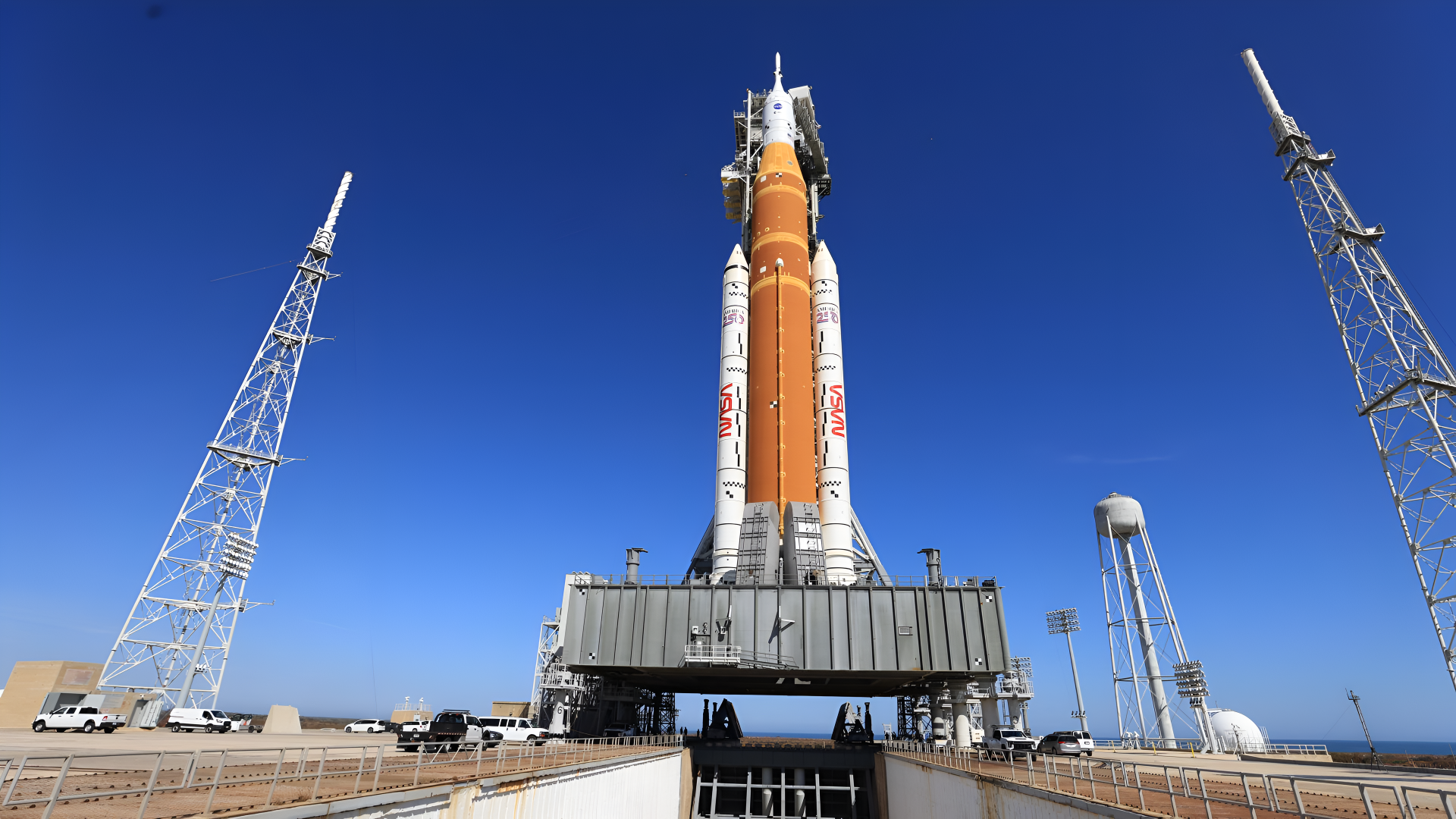 NASA Artemis II rocket on the launch pad beneath a clear blue sky — 4K Ultra HD PC desktop wallpaper and background.