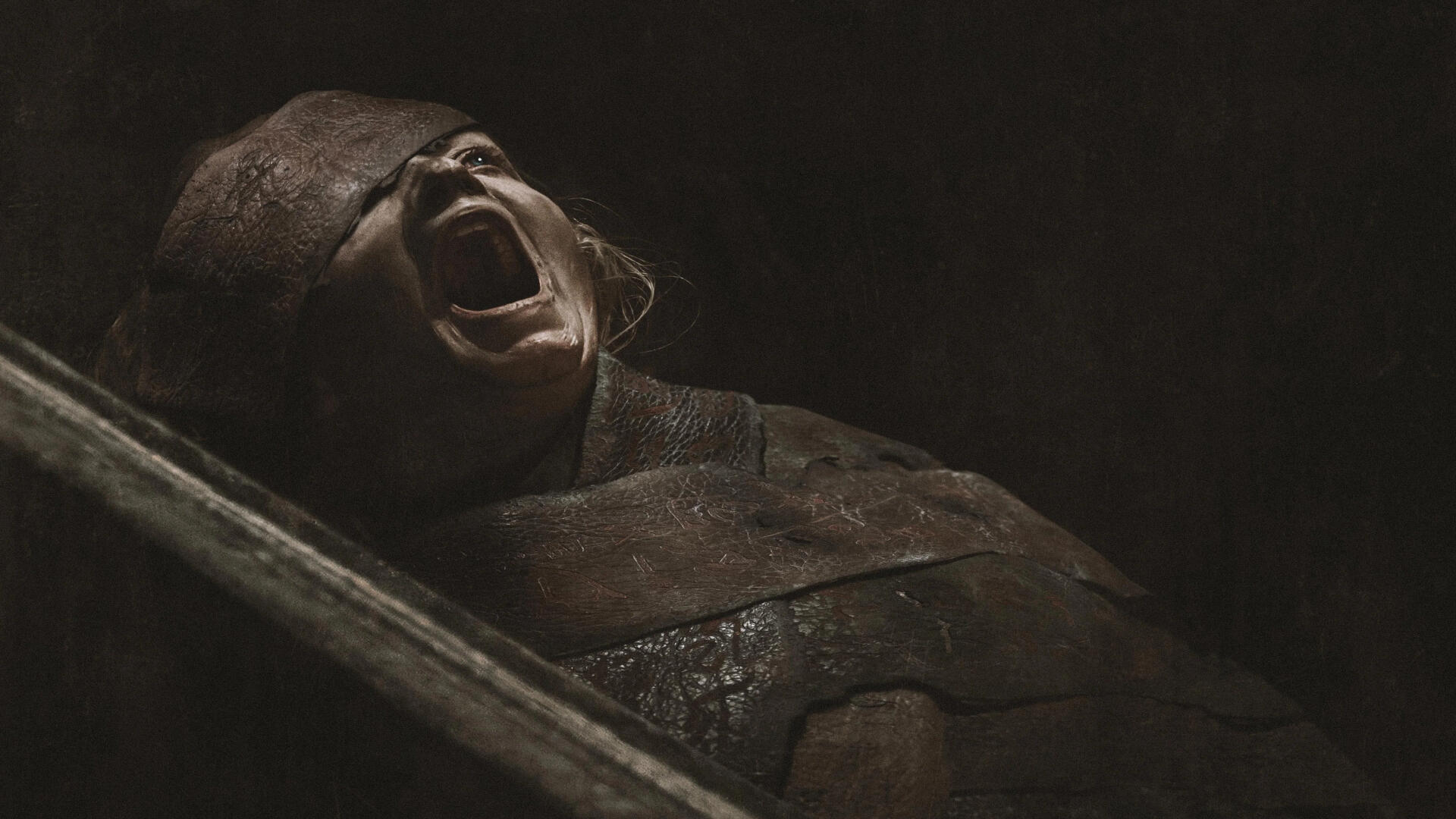Close-up of a screaming, wrapped corpse from The Mummy in shadowy tones — dramatic 4K Ultra HD PC desktop wallpaper/background.