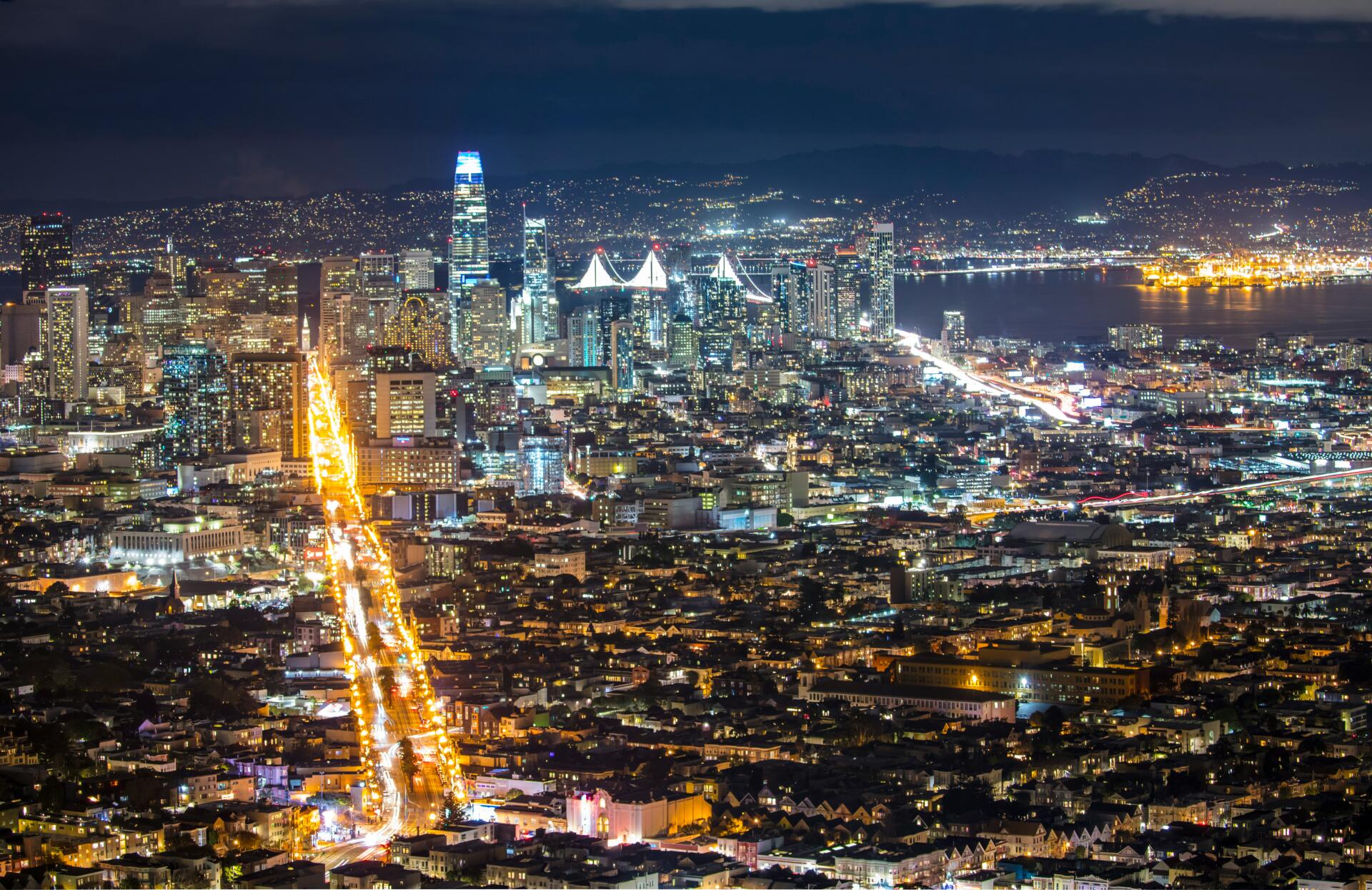 8K Ultra HD PC desktop wallpaper: San Francisco night landscape in California, city lights and urban nightlife glittering along the bay.