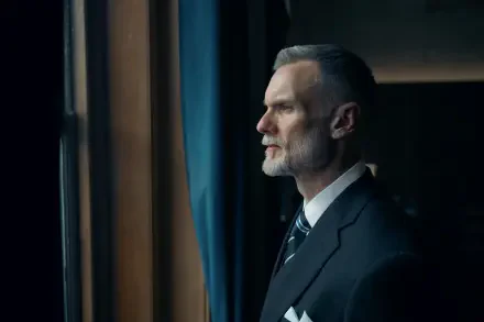 5K Ultra HD PC wallpaper for the TV show Down Cemetery Road: a suited male lead gazes out a window amid blue curtains and cinematic, moody lighting.