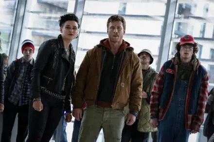 4K Ultra HD PC desktop wallpaper: cinematic scene from the movie The Running Man — a group of wary figures standing in a bright glass atrium.