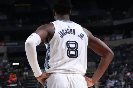 HD desktop wallpaper: rear view of an NBA Memphis Grizzlies player in a white #8 jersey, hands on hips, standing on the court.
