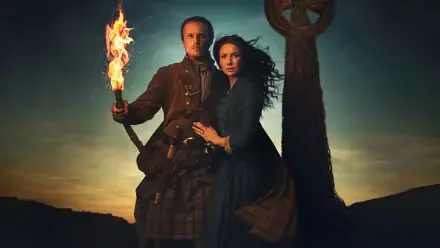 Outlander 4K Ultra HD PC desktop wallpaper: a man in a kilt holding a torch and a woman in period dress embrace beside a standing Celtic cross at sunset.