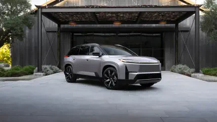 Gray Toyota Highlander BEV parked under a modern carport, sleek wheels and LED accents — 4K Ultra HD PC desktop wallpaper of a Toyota electric vehicle.